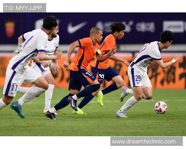 昨日中超精彩对决山东队迎战辽宁队激烈拼搏引人瞩目